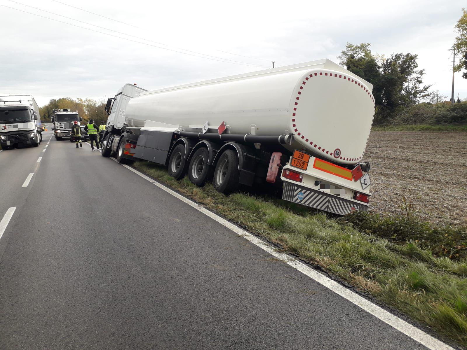Immagine per Autocisterna incastrata nel fosso, bloccata la regionale a San Vito 